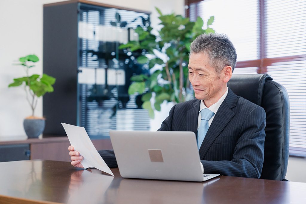 社長交代挨拶状のカラー印刷はアリ？上品に仕上げる色選び指南